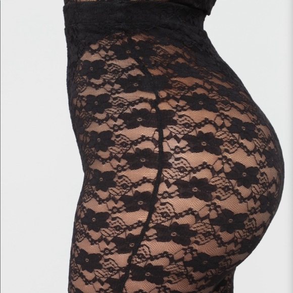 Never worn! Fashion nova Love Lace Short Set - Picture 4 of 7